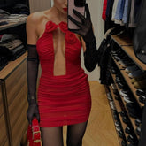 Bonito minivestido fruncido con apliques florales en rojo